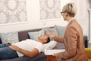 How an EMDR Therapist Helps People Process Difficult Experiences